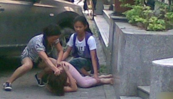 打小三扒衣服最新视频，揭示背后的真相与社会的反思