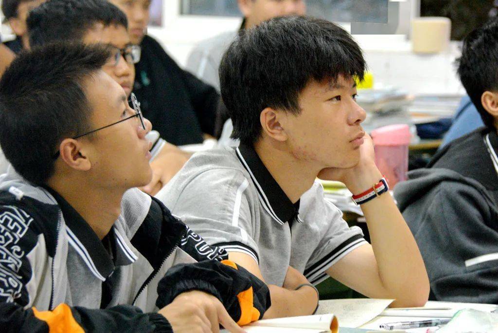 新闻周刊最新一期评述，聚焦时事热点，解读全球动态