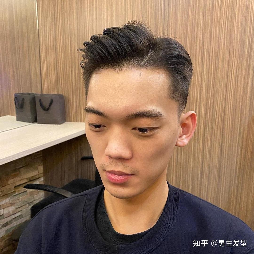 最新男士发型剃两边，时尚魅力的完美诠释