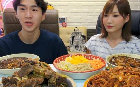 大胃王耳机哥最新视频，美食与音乐的完美融合